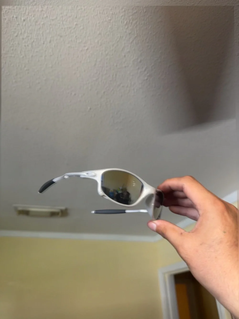 Oakley White Frame Sunglasses with Mirrored Lenses oak